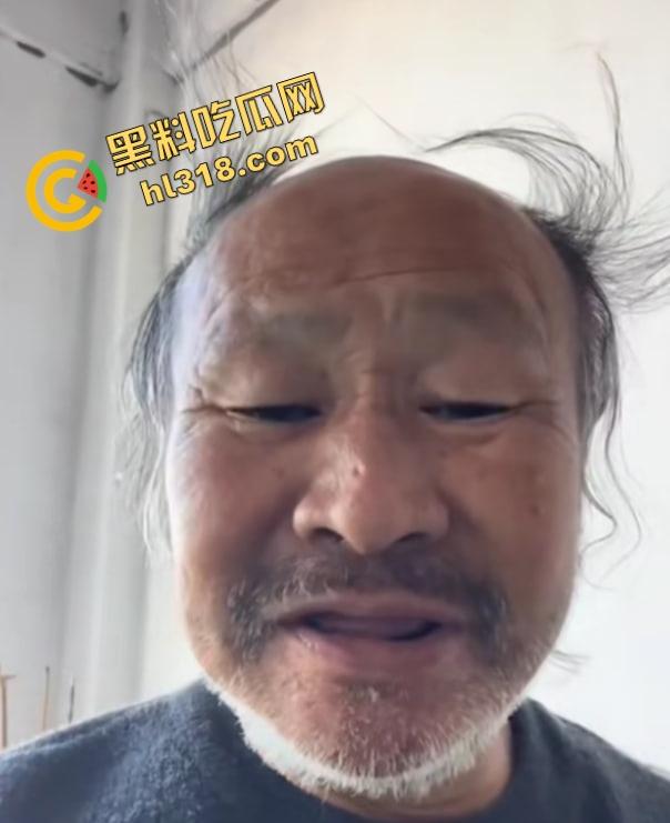 老变态厕所偷看逼被偷拍，还搁那死盯着不走，鸟为食亡，人为逼死，这才是真正的老兵不死！  第1张