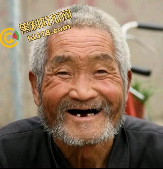 老变态厕所偷看逼被偷拍，还搁那死盯着不走，鸟为食亡，人为逼死，这才是真正的老兵不死！  第2张