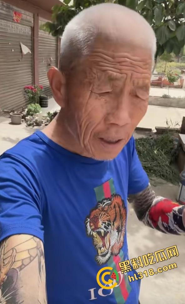 老变态厕所偷看逼被偷拍，还搁那死盯着不走，鸟为食亡，人为逼死，这才是真正的老兵不死！  第4张