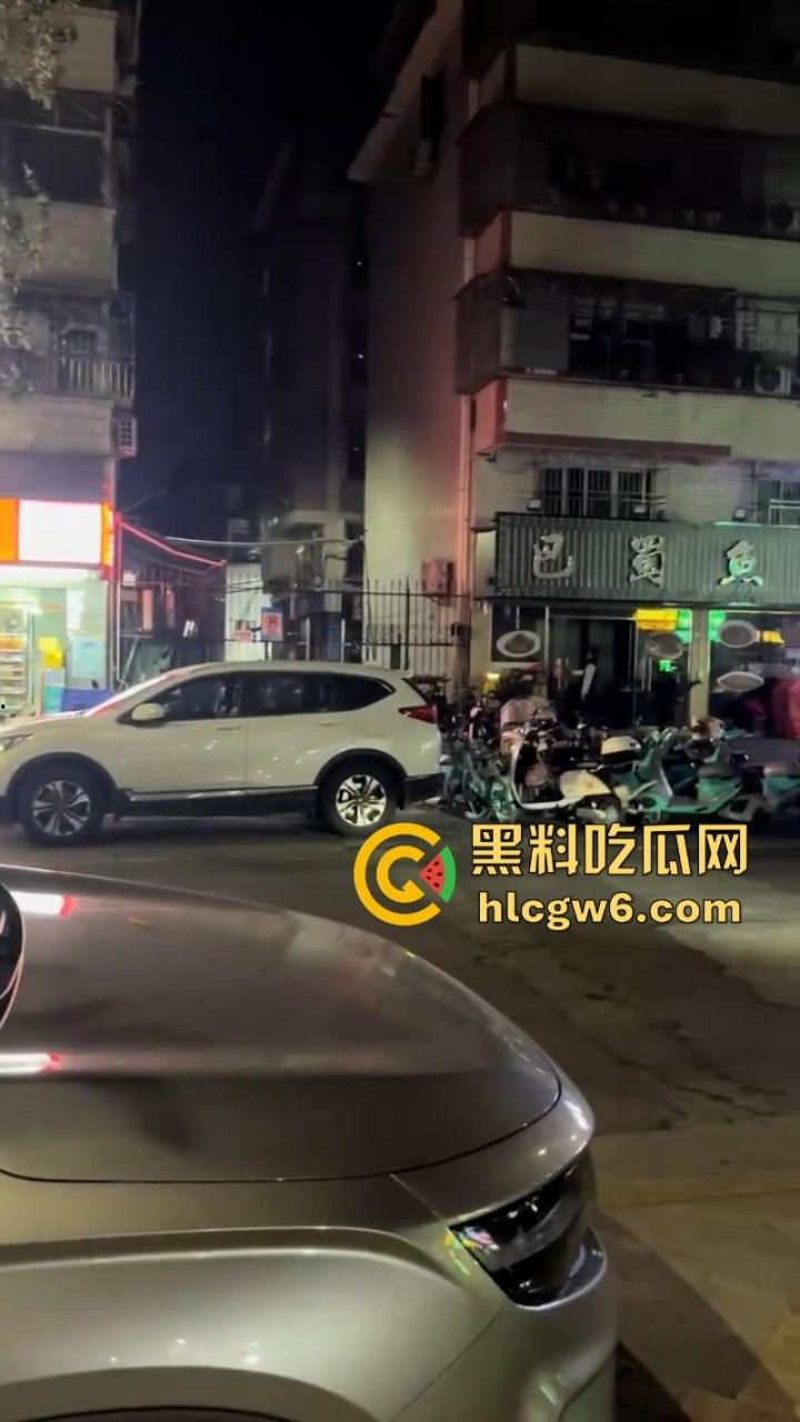 四川街覇店老板恶意往电瓶车上泼油被硬核美女车主拍视频曝光 引无数网友差评攻击关门大吉  第9张