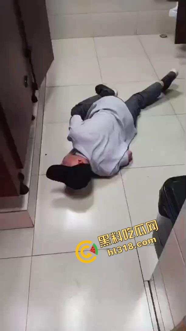 老变态厕所偷看逼被偷拍，还搁那死盯着不走，鸟为食亡，人为逼死，这才是真正的老兵不死！  第5张