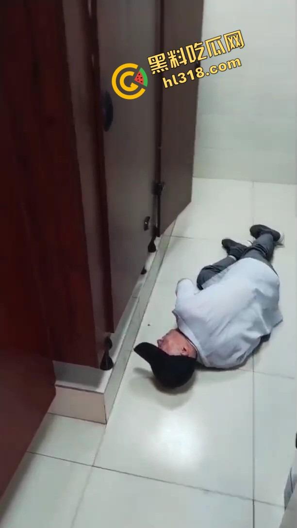 老变态厕所偷看逼被偷拍，还搁那死盯着不走，鸟为食亡，人为逼死，这才是真正的老兵不死！  第8张