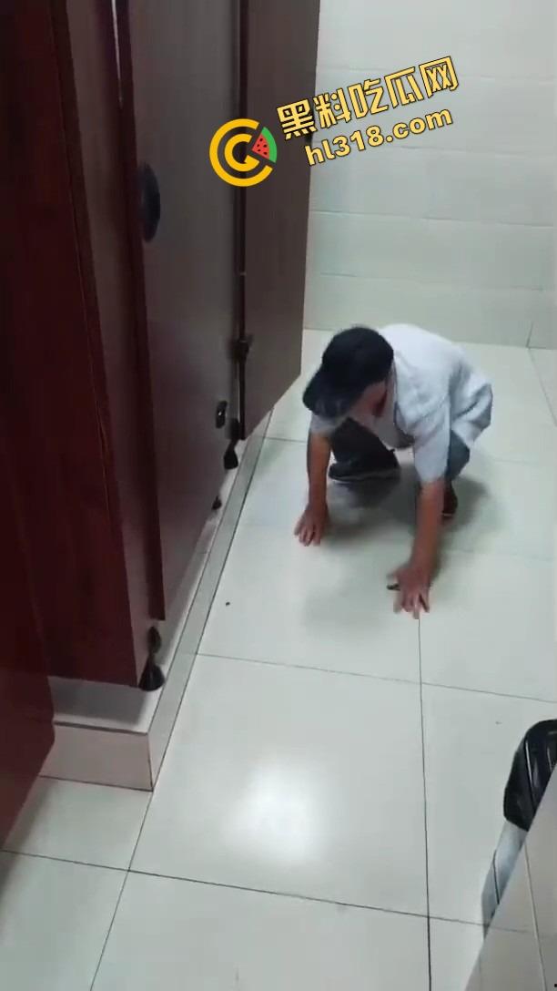 老变态厕所偷看逼被偷拍，还搁那死盯着不走，鸟为食亡，人为逼死，这才是真正的老兵不死！  第10张