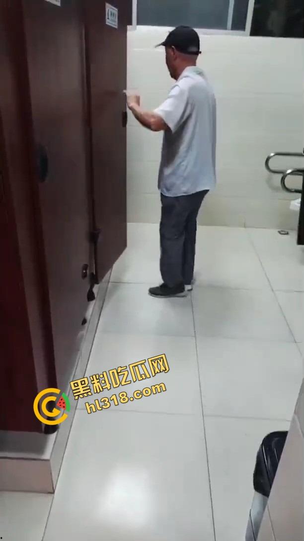 老变态厕所偷看逼被偷拍，还搁那死盯着不走，鸟为食亡，人为逼死，这才是真正的老兵不死！  第11张