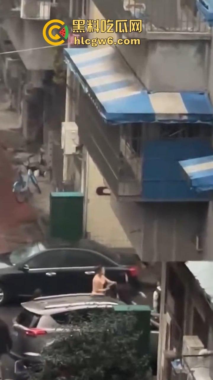 四川乐山电信营业员【贾璐云】做三被原配当街围堵 遭其闺蜜团撕逼暴打 被扒得只剩俩大奶晃荡  第1张