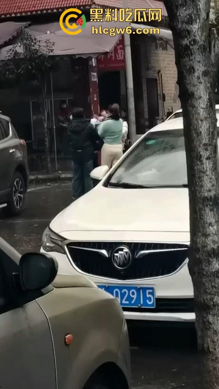 四川乐山电信营业员【贾璐云】做三被原配当街围堵 遭其闺蜜团撕逼暴打 被扒得只剩俩大奶晃荡  第2张