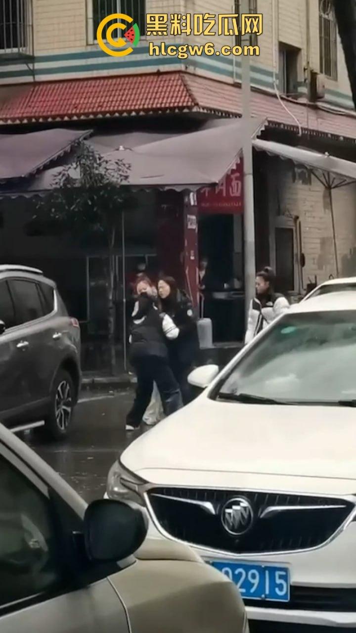 四川乐山电信营业员【贾璐云】做三被原配当街围堵 遭其闺蜜团撕逼暴打 被扒得只剩俩大奶晃荡  第3张