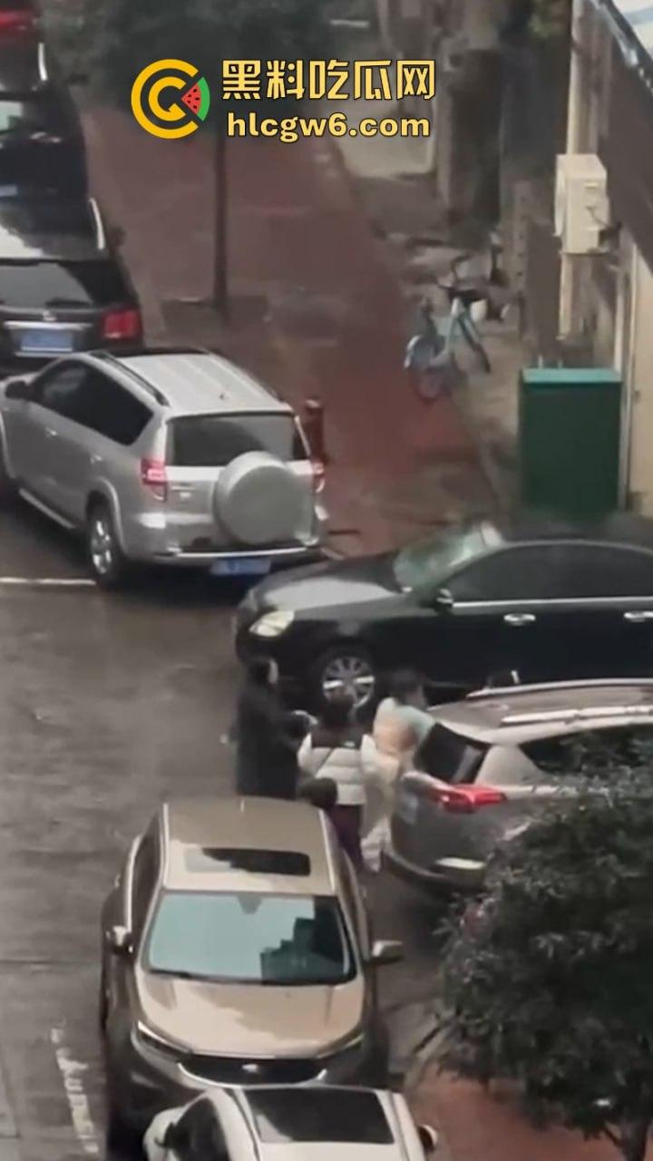 四川乐山电信营业员【贾璐云】做三被原配当街围堵 遭其闺蜜团撕逼暴打 被扒得只剩俩大奶晃荡  第6张