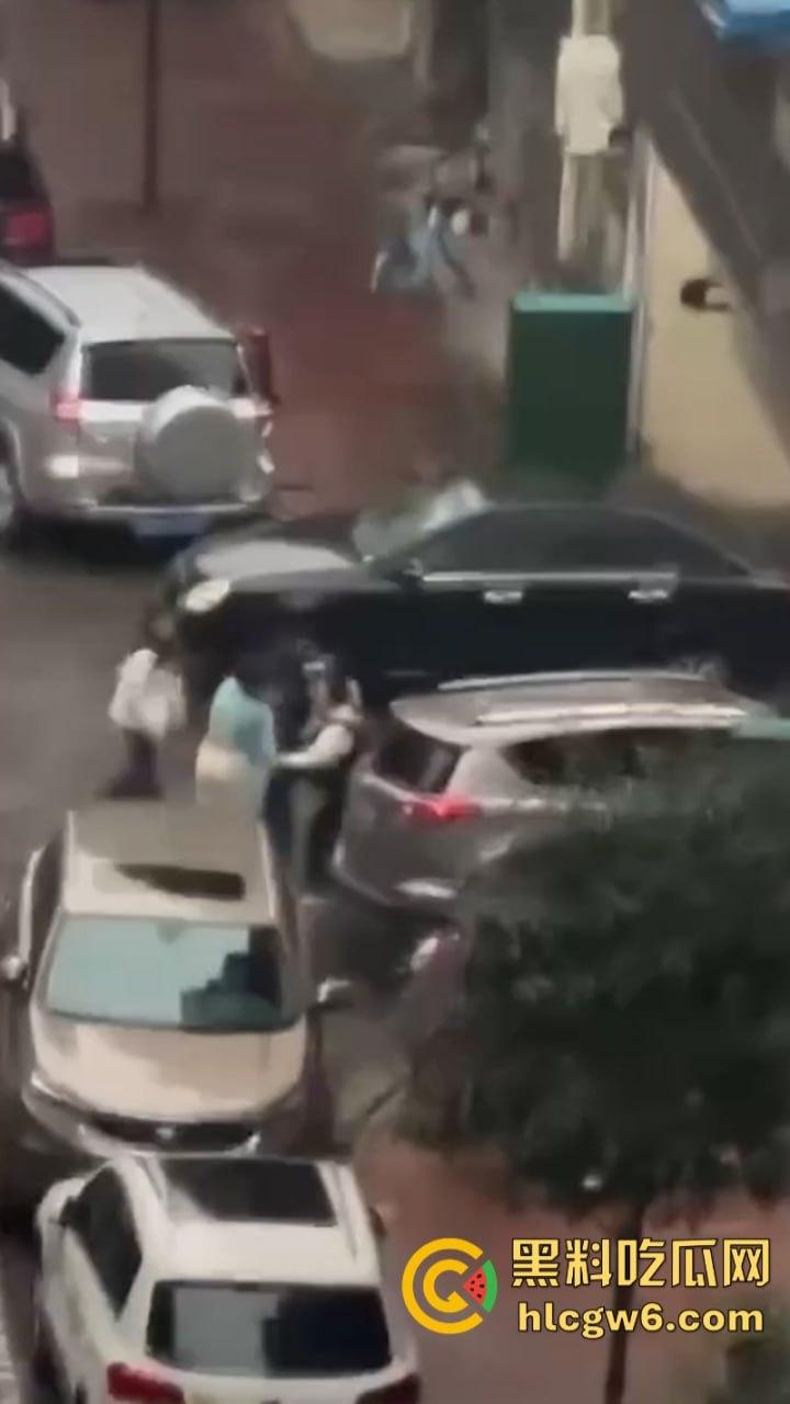 四川乐山电信营业员【贾璐云】做三被原配当街围堵 遭其闺蜜团撕逼暴打 被扒得只剩俩大奶晃荡  第7张