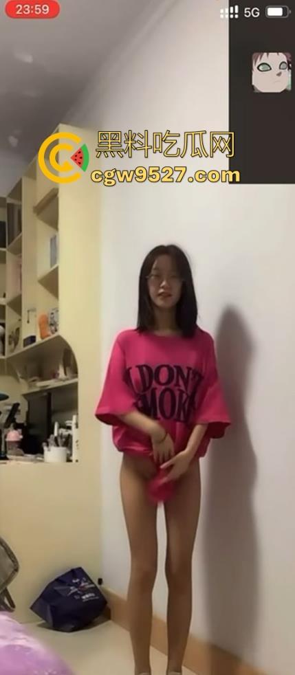 山东省蓬莱第二中学，40岁男老师和学生搞在一起，自拍性爱视频泄露曝光，你情我愿奈何不了，这草吃的真嫩啊！  第4张