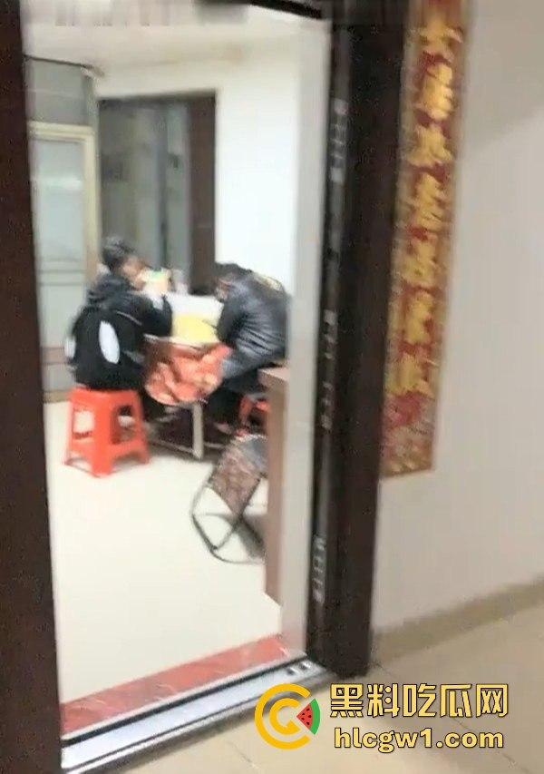 湖南瓜友曝光深夜偷拍淫窝遭老鸨追赶，逃命时撞进快餐妹窝，生死逃亡中还能遇骚妹，湖南深夜真不简单！  第2张