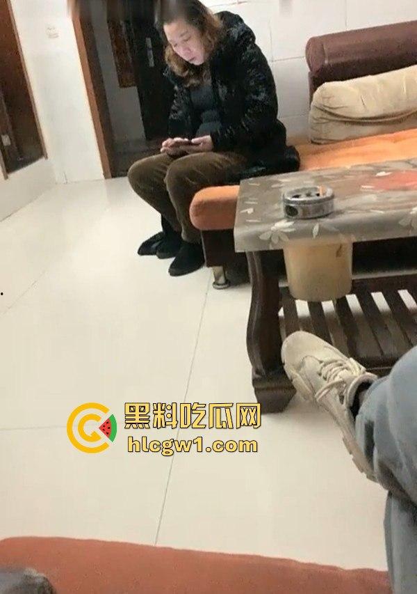 湖南瓜友曝光深夜偷拍淫窝遭老鸨追赶，逃命时撞进快餐妹窝，生死逃亡中还能遇骚妹，湖南深夜真不简单！  第4张