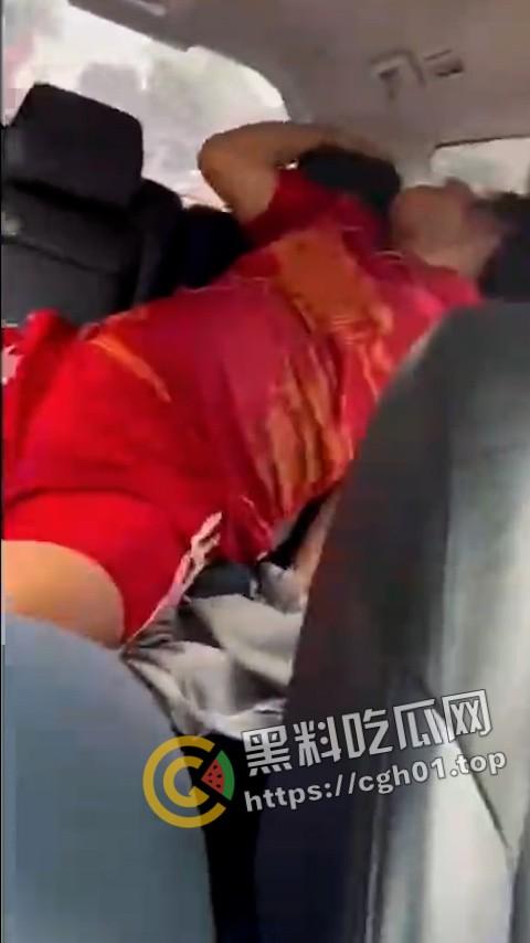 出租车上生孩子！裤子都没脱 孩子就出来了 这也太着急了  第3张