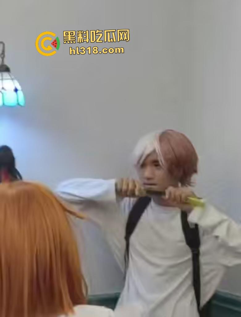 四川遂宁漫展《我的英雄学院》Coser被霸凌扯掉假发，直接拔刀砍人反霸凌！  第1张