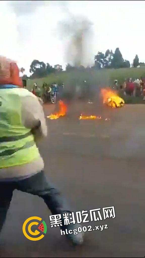 尼哥就是狠！南非尼哥虐待小孩 被抓到后活活烧死 惨不忍睹  第5张