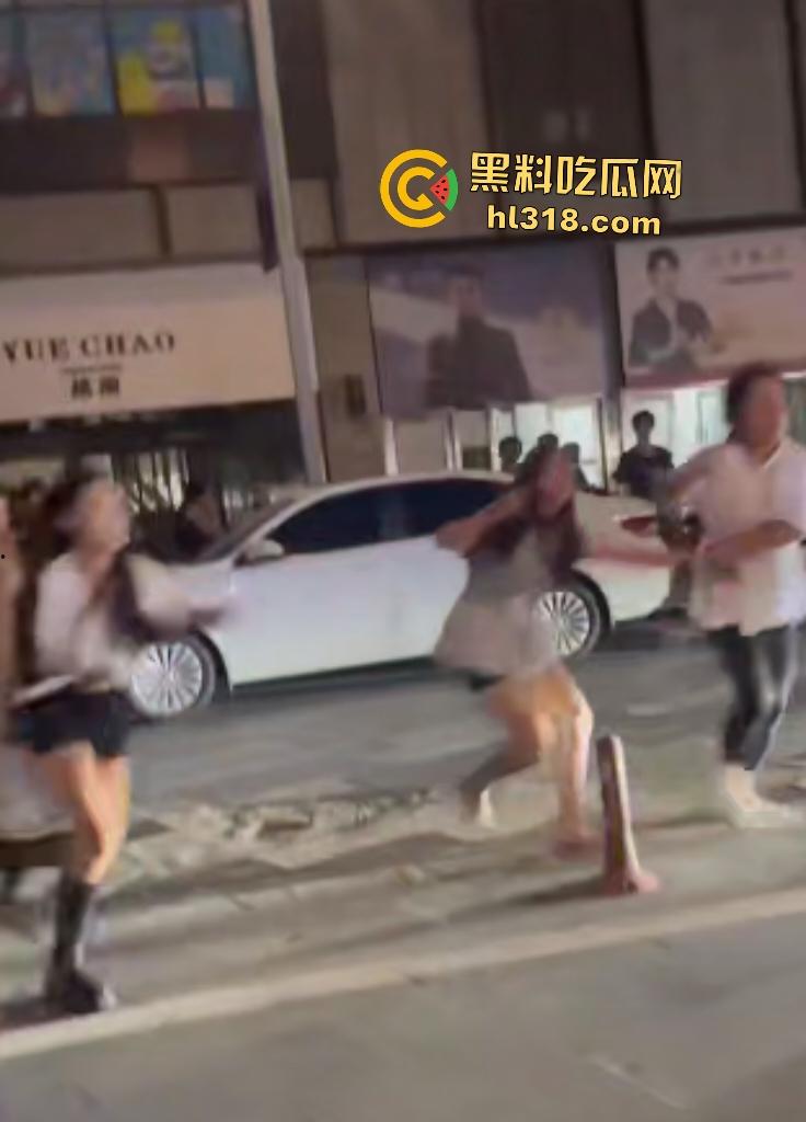 街头母女大战骂街！女儿闺蜜拉架助阵，女儿狂骂“我操你妈逼”，路人还嘲讽要左拍拍右拍拍这不孝女！  第1张