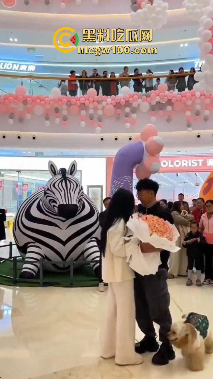 云南保山市君悦广场男子【王麒麟】表白成功，不料给正牌女友抓包，时间管理大师错误案例！！  第4张