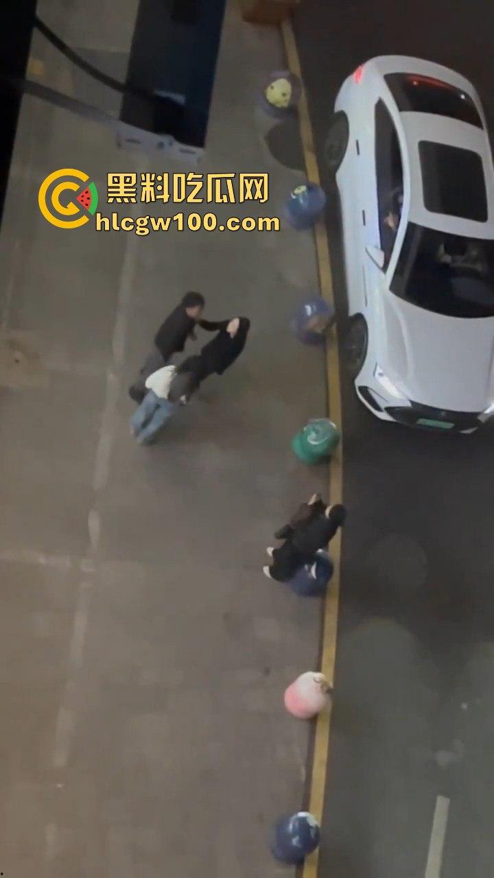 云南保山市君悦广场男子【王麒麟】表白成功，不料给正牌女友抓包，时间管理大师错误案例！！  第5张