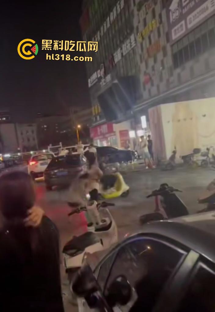 街头母女大战骂街！女儿闺蜜拉架助阵，女儿狂骂“我操你妈逼”，路人还嘲讽要左拍拍右拍拍这不孝女！  第4张