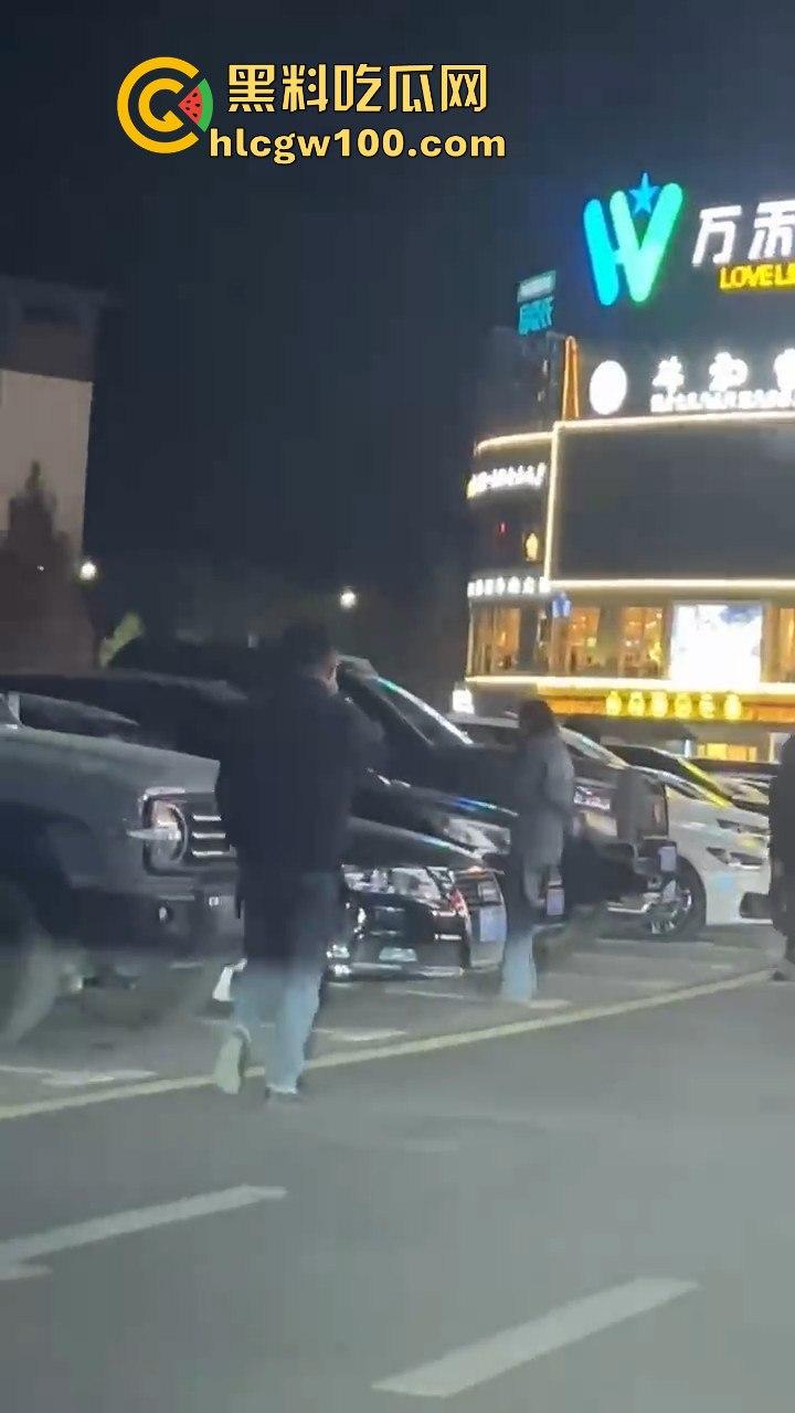 云南保山市君悦广场男子【王麒麟】表白成功，不料给正牌女友抓包，时间管理大师错误案例！！  第9张