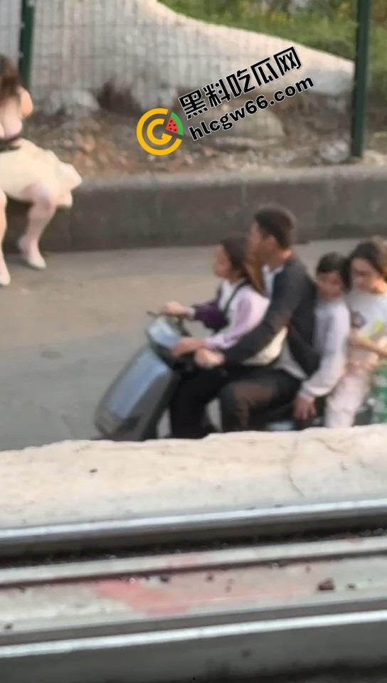 微胖美女整理奶罩全程高能！肉弹战车缓缓启动，这晃动幅度不是谁的内衣都扛得住的！  第1张