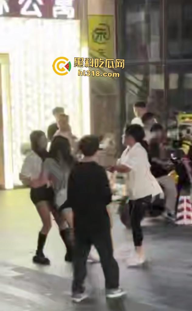 街头母女大战骂街！女儿闺蜜拉架助阵，女儿狂骂“我操你妈逼”，路人还嘲讽要左拍拍右拍拍这不孝女！  第8张