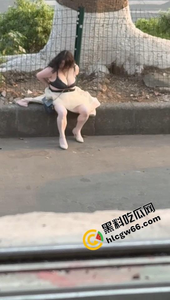 微胖美女整理奶罩全程高能！肉弹战车缓缓启动，这晃动幅度不是谁的内衣都扛得住的！  第3张