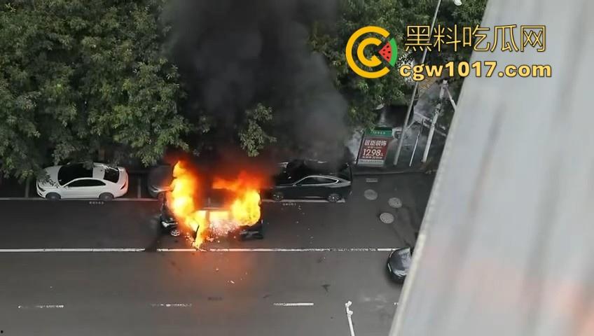 四川绵阳江油又是汽车自燃，期间还多次发生爆炸，把旁边路边停放的车都波及到了，路边车车主一起床天塌了！  第1张
