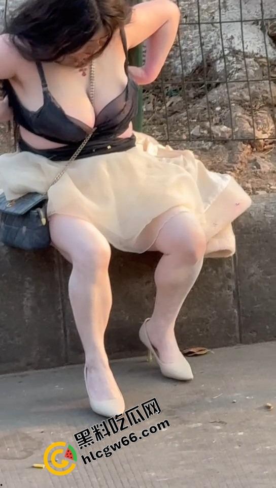 微胖美女整理奶罩全程高能！肉弹战车缓缓启动，这晃动幅度不是谁的内衣都扛得住的！  第5张