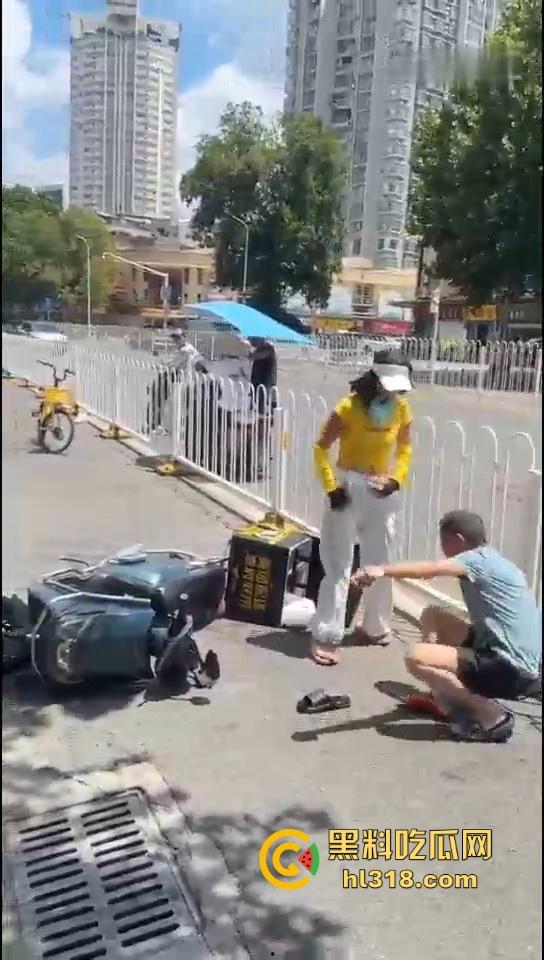 美团女骑手撞到老人后想跑，撞到老人死缠烂打，一个想讹诈一个想跑，因果纠缠罢了。  第2张