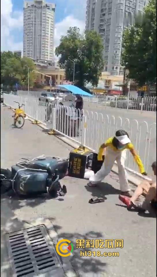美团女骑手撞到老人后想跑，撞到老人死缠烂打，一个想讹诈一个想跑，因果纠缠罢了。  第3张
