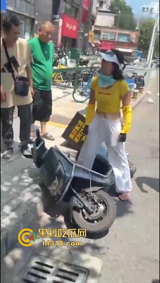 美团女骑手撞到老人后想跑，撞到老人死缠烂打，一个想讹诈一个想跑，因果纠缠罢了。  第4张