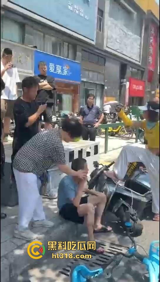 美团女骑手撞到老人后想跑，撞到老人死缠烂打，一个想讹诈一个想跑，因果纠缠罢了。  第6张