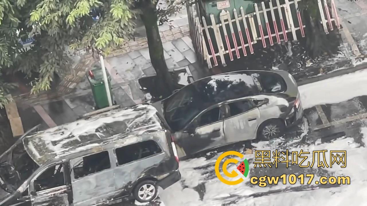 四川绵阳江油又是汽车自燃，期间还多次发生爆炸，把旁边路边停放的车都波及到了，路边车车主一起床天塌了！  第10张