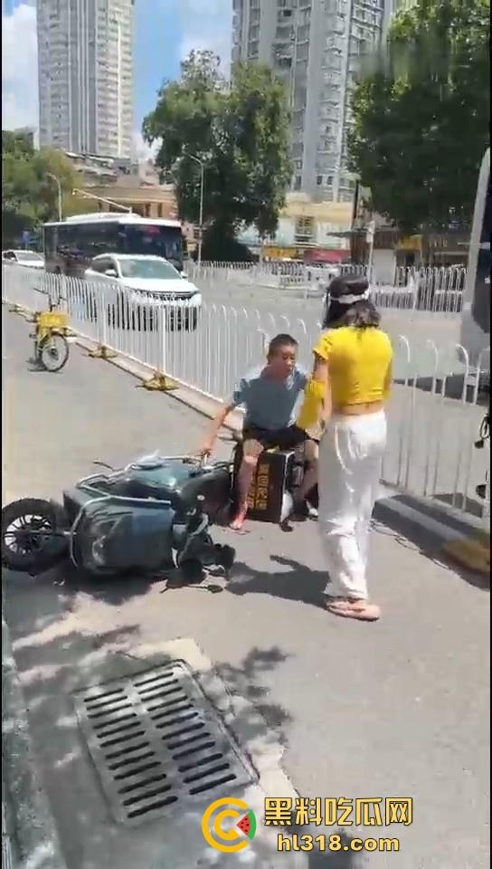 美团女骑手撞到老人后想跑，撞到老人死缠烂打，一个想讹诈一个想跑，因果纠缠罢了。  第7张