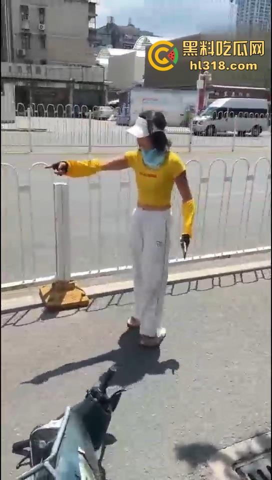 美团女骑手撞到老人后想跑，撞到老人死缠烂打，一个想讹诈一个想跑，因果纠缠罢了。  第9张