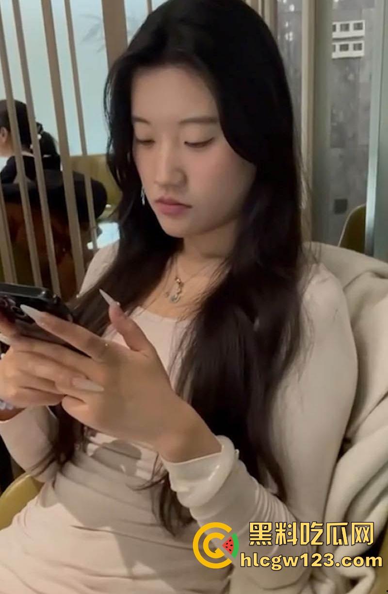 成都骚逼【魏欣欣】性爱视频曝光 骑乘舔手指骚态尽显 后入爆操肥臀 呻吟声直冲云霄！  第2张