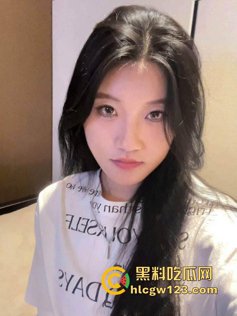 成都骚逼【魏欣欣】性爱视频曝光 骑乘舔手指骚态尽显 后入爆操肥臀 呻吟声直冲云霄！  第3张