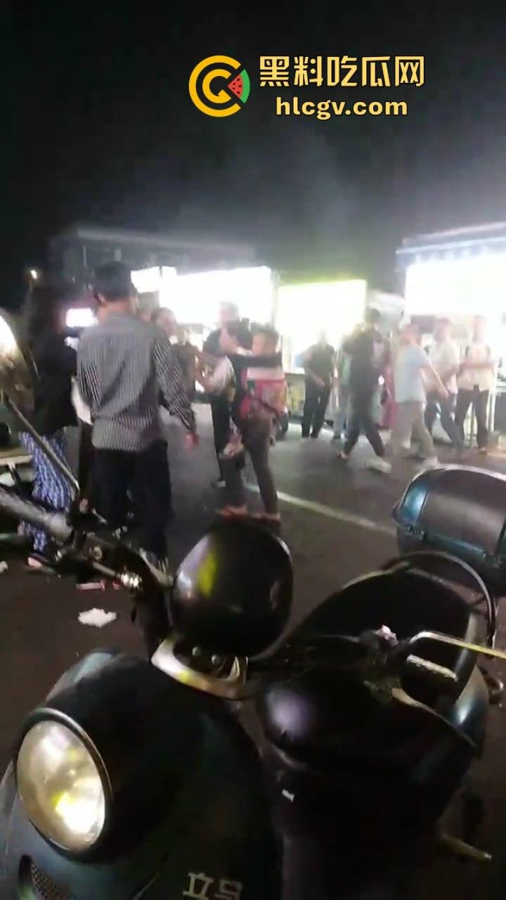 珠海渣男约会小三遭全家围堵暴打 无耻小三被扒光游街 亲爹都看不下去了！  第2张