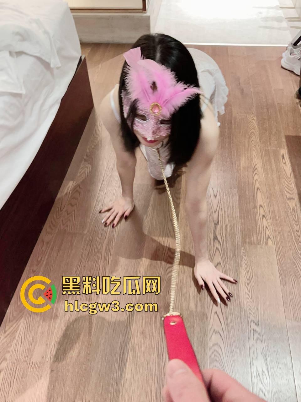 安徽粉穴舞蹈生骚货【依然】拳穴玩到自己爽上天！粉嫩美鲍异物扩张，3P女女露出喝尿，骚到让人词穷！  第14张