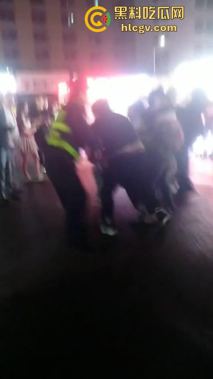 珠海渣男约会小三遭全家围堵暴打 无耻小三被扒光游街 亲爹都看不下去了！  第6张