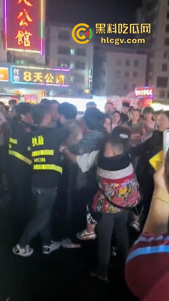 珠海渣男约会小三遭全家围堵暴打 无耻小三被扒光游街 亲爹都看不下去了！  第8张