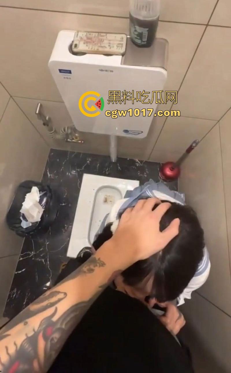 顶级约炮之王微信群视频直播做爱！约炮台球宝贝厕所深喉口交后入，激烈打桩无套猛插，主打一个他吃肉兄弟们喝汤！  第8张