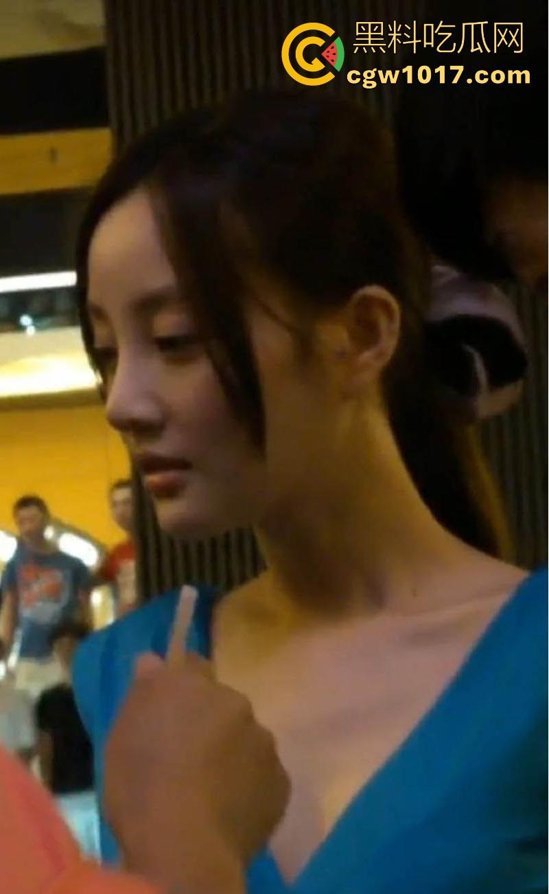 远古珍贵影像！大神竟抄底偷拍李小璐，深蓝包臀裙炸场蜂腰翘臀沟壑深邃，凸显柔韧曲线，当年真不怪pgone！  第3张
