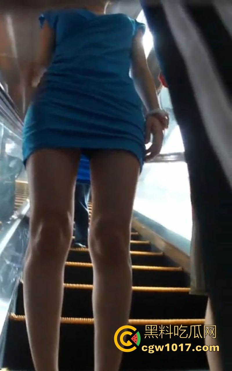 远古珍贵影像！大神竟抄底偷拍李小璐，深蓝包臀裙炸场蜂腰翘臀沟壑深邃，凸显柔韧曲线，当年真不怪pgone！  第5张