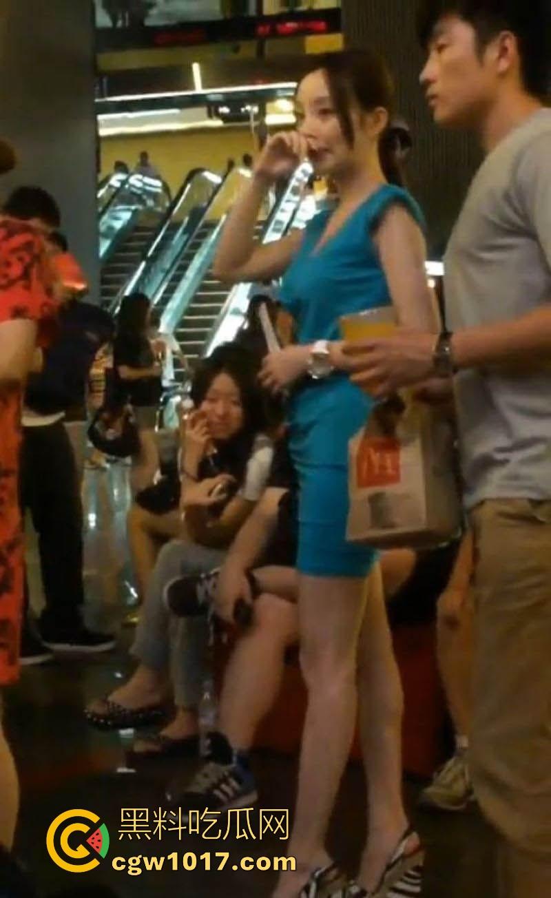 远古珍贵影像！大神竟抄底偷拍李小璐，深蓝包臀裙炸场蜂腰翘臀沟壑深邃，凸显柔韧曲线，当年真不怪pgone！  第8张