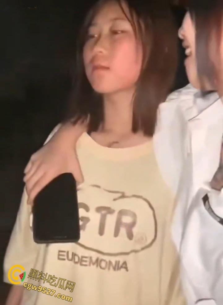 快手百万粉丝网红【一只晨】翻车现场，夜里带姐妹扇女孩子脸，还一边打一边笑，真是欠管教！  第5张