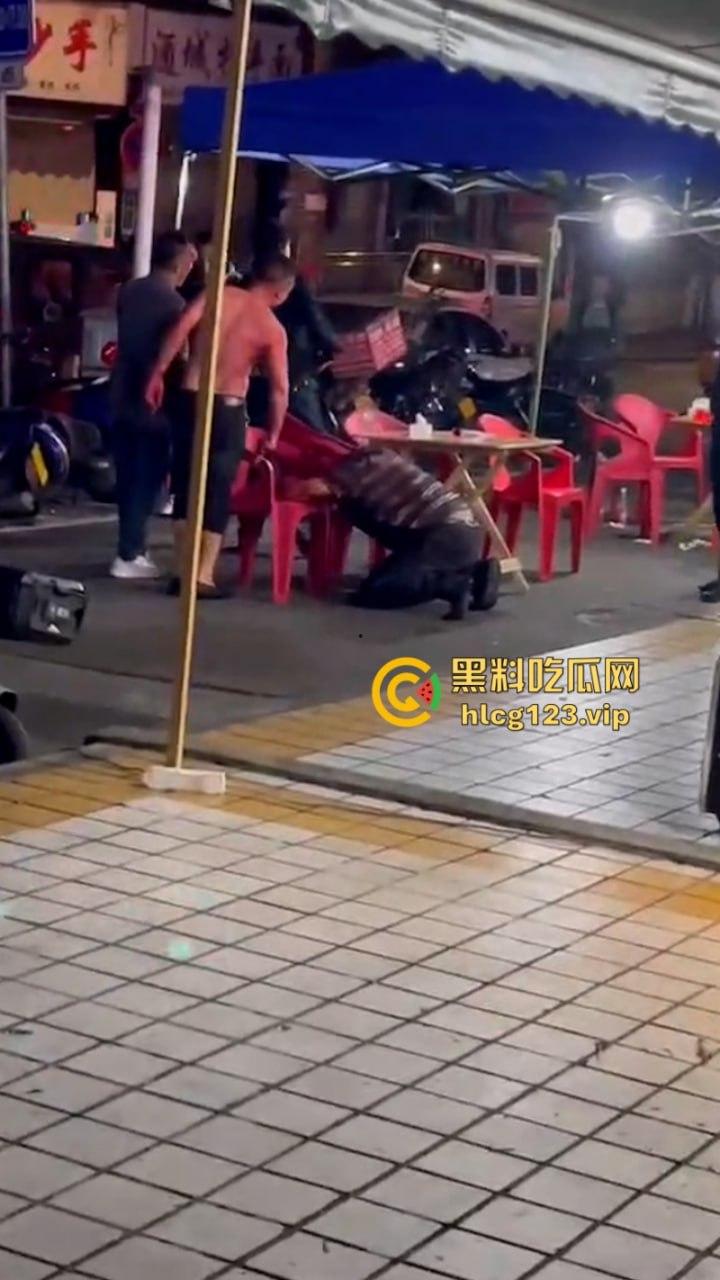 广汉街头惊现小红人 两男子酒后互砍专往脑袋上砸 血都要流干了  第1张