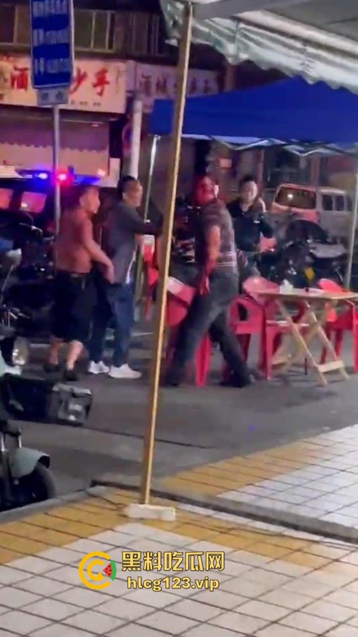 广汉街头惊现小红人 两男子酒后互砍专往脑袋上砸 血都要流干了  第3张