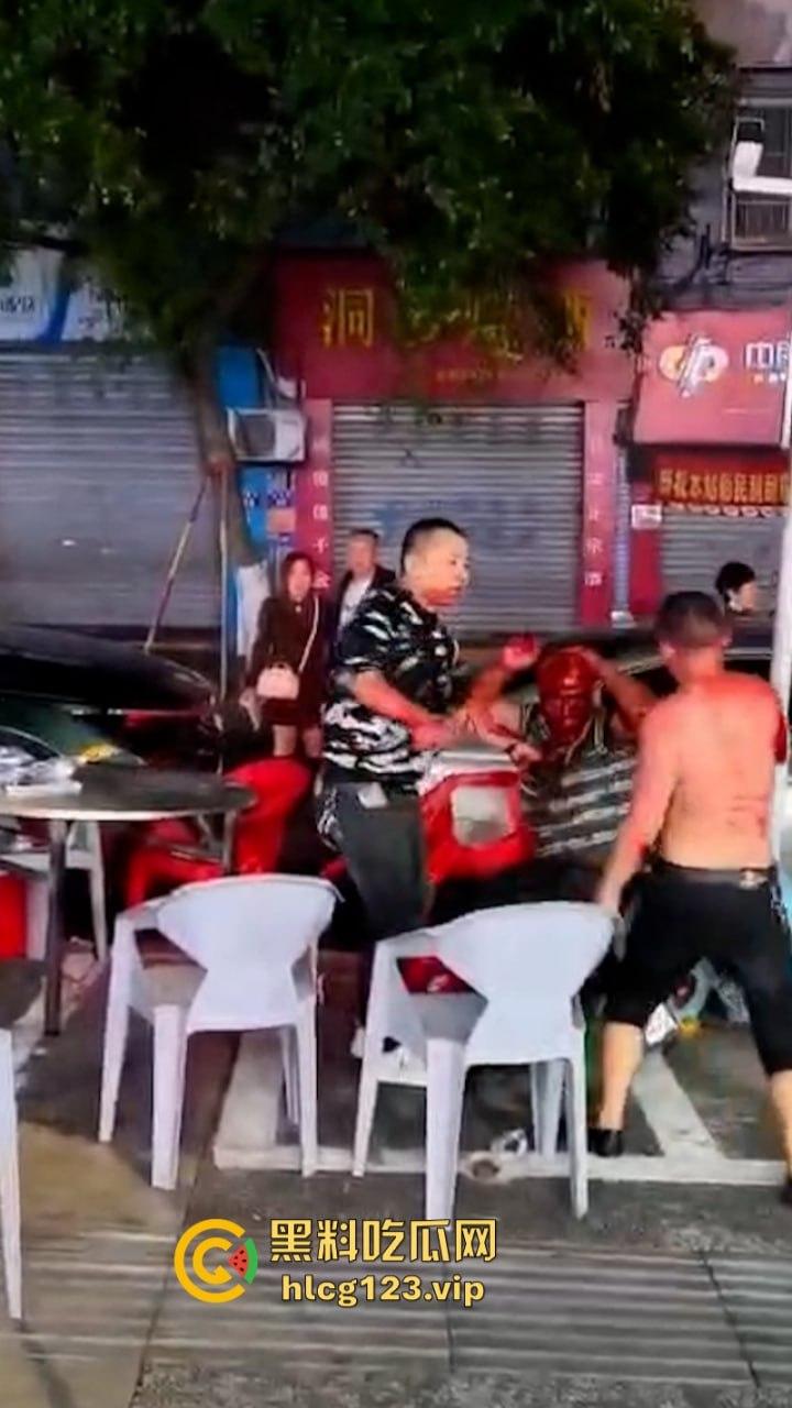广汉街头惊现小红人 两男子酒后互砍专往脑袋上砸 血都要流干了  第4张